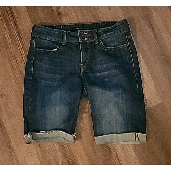 Levis Womens Jean Shorts Slender Bootcut 526 Size 8 Medium Wash Denim - Picture 1 of 10